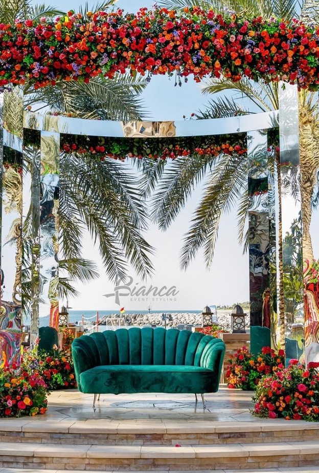  الثريات الكريستالية و الورود تزيّن كوش الافراح من تصميم Bianca Events