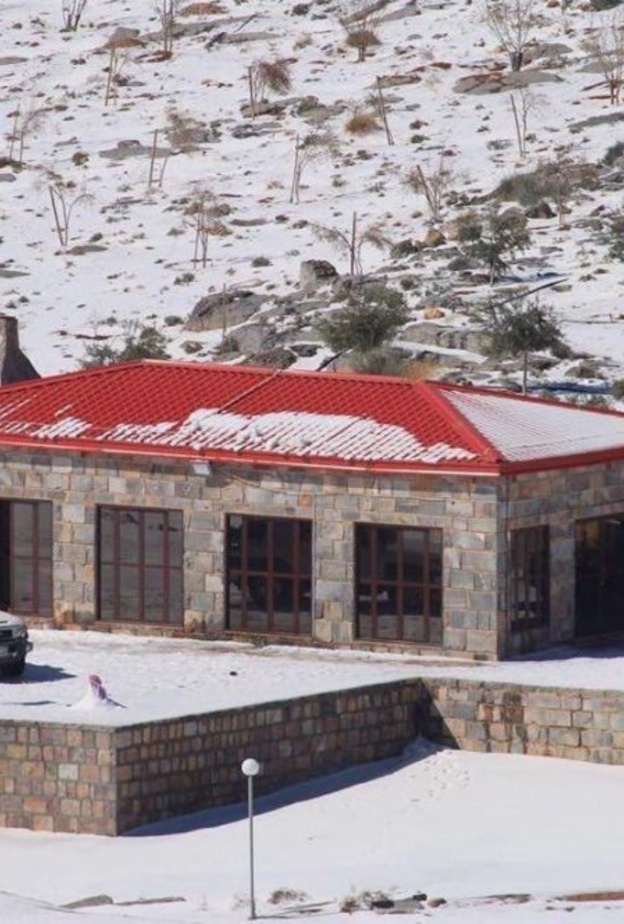  الثلوج تغطي قمة جبل جيس في إمارة رأس الخيمة في الإمارات