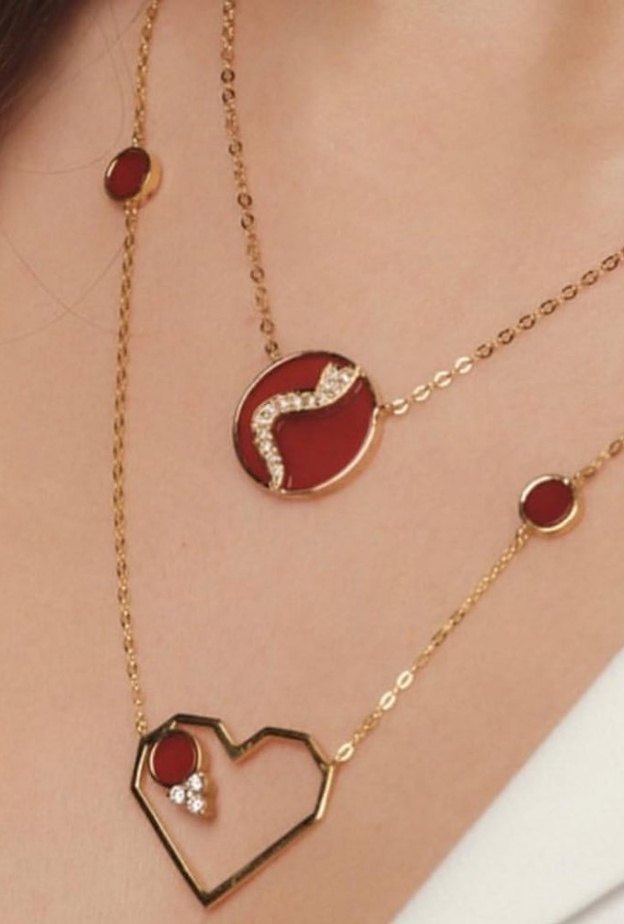  سلاسل ذهب مزدانة بالحروف