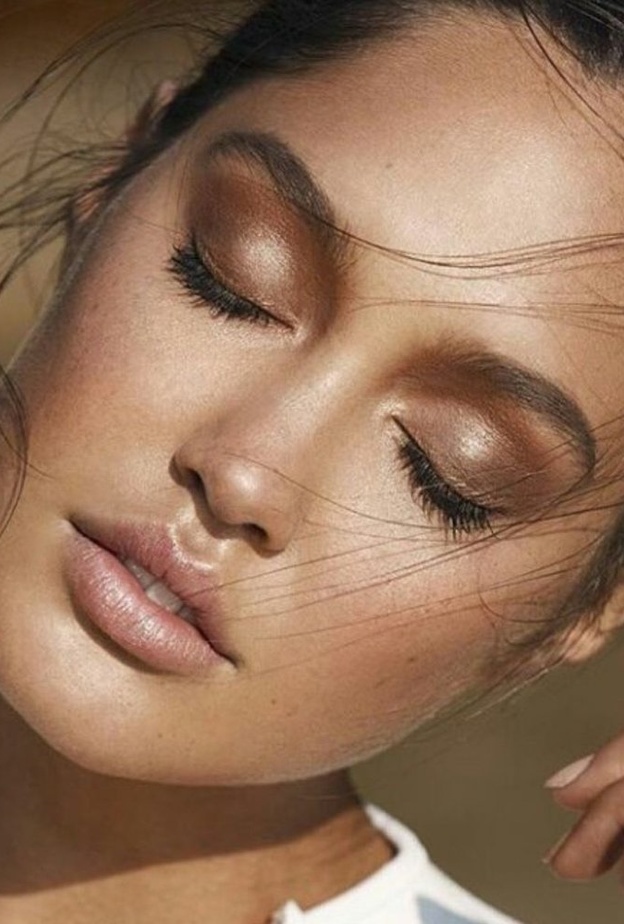  إبدئي مكياجك باختيار لون أساس أغمق من لون بشرتك