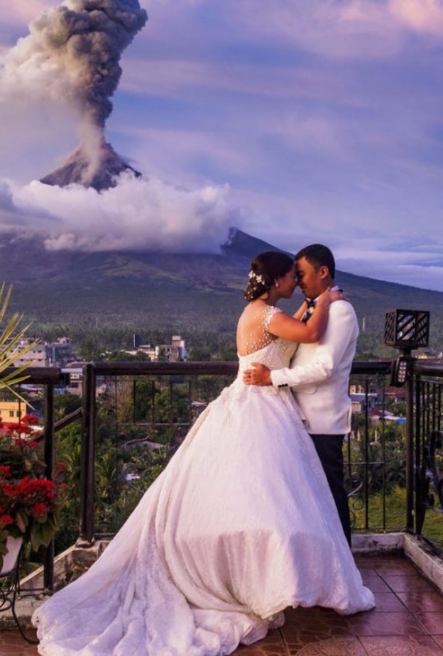 ابدع المصور راندولف ايفان في التقاط صور حفل الزفاف امام دخان البركان المتصاعد