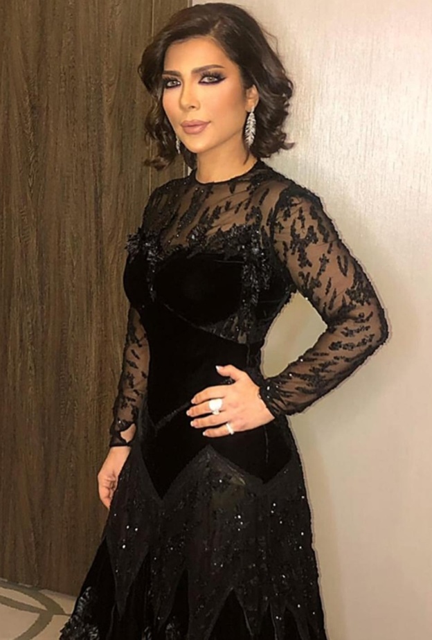 اطلالة النجمة أصالة بفستان أسود فاخر مع الشك والتطريز والأقمشة المخملية بتوقيع المصمم اللبناني نيكولا جبران