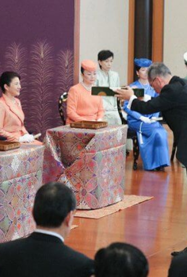 العائلة الإمبراطورية اليابانية تستضيف جلسة لقراءة الشعر