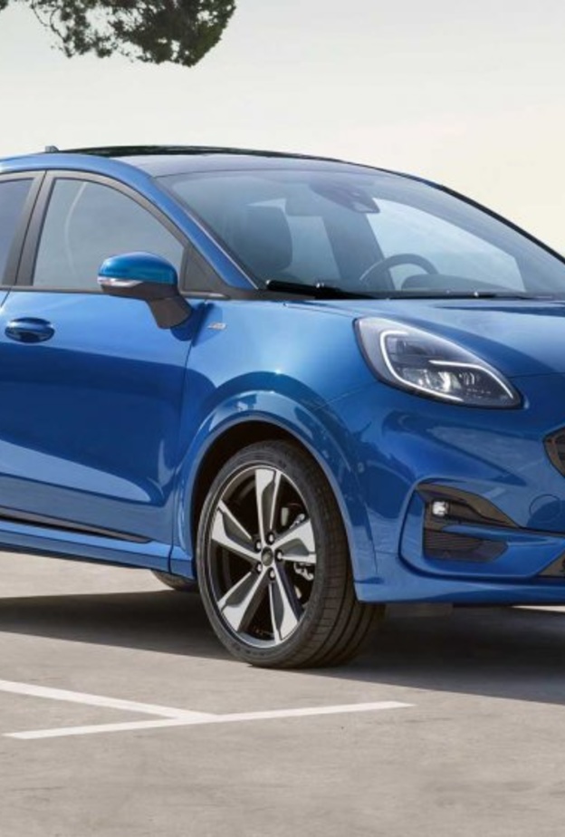 تبرز الخطوط الخلفية لـ Puma مع مصابيح ذات تصميم أنيق، وجناح خلفي كبير يعزز من ثبات المركبة