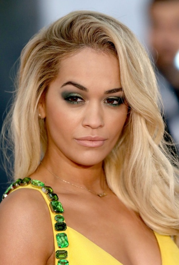 ظلال العيون بدرجات الأخضر الداكن