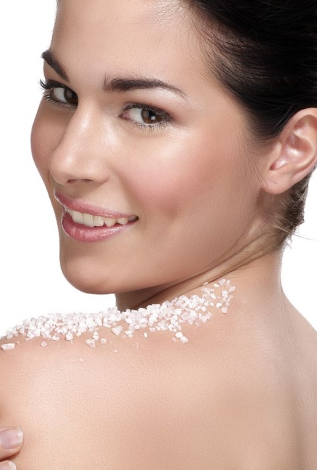 تقشير الجسم بالملح الخشن والليمون