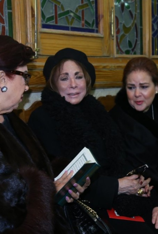 لبنى عبد العزيز في عزاء ماجدة