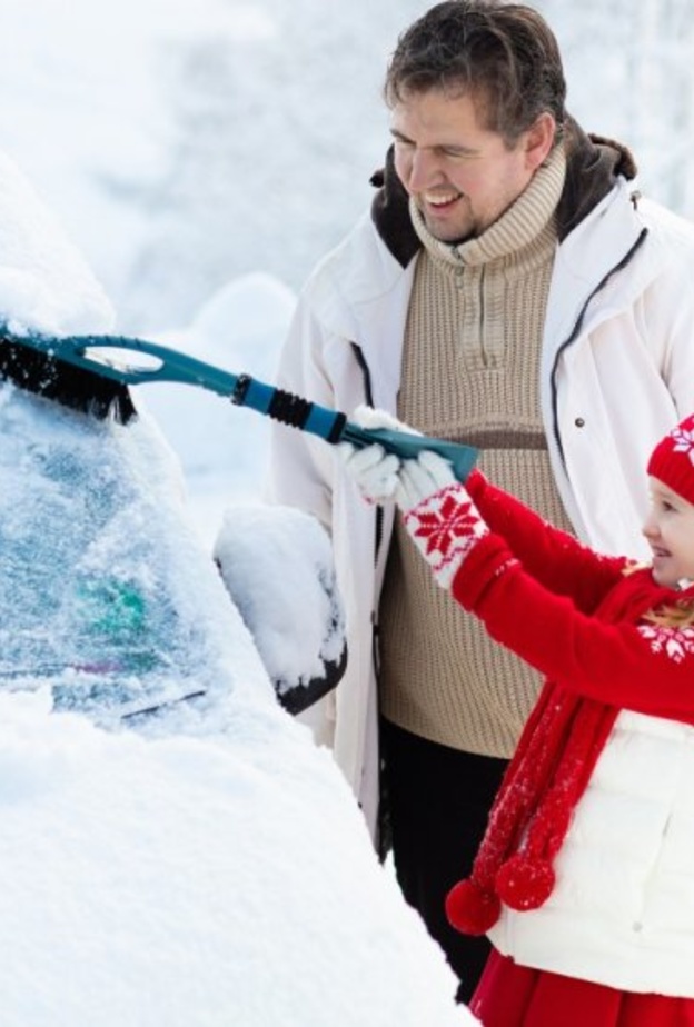 احرصي على تنظيف الزجاج الأمامي لسيارتك باستخدام سائل التنظيف الملائم