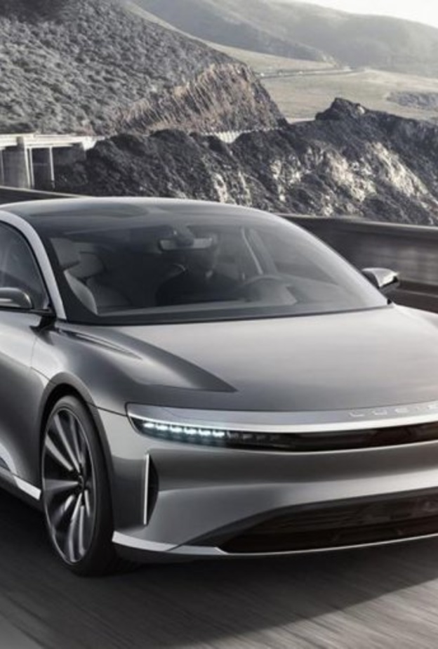  تتمتع السيارة بخطوط خارجية مميزة مع مصابيح أمامية بتقنية LED