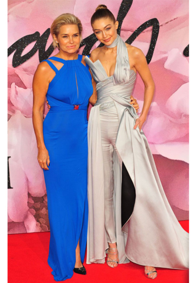  يولاندا حديد بفستان ازرق