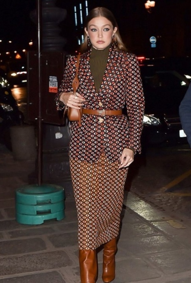 اطلالة جيجي حديد بأزياء السبعينات