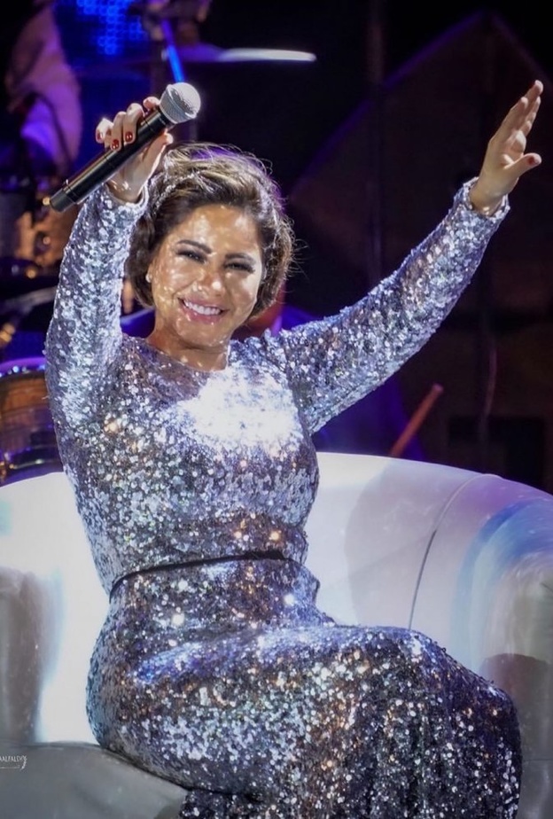 شيرين عبد الوهاب تثير قلق الجمهور بغنائها على كرسي 