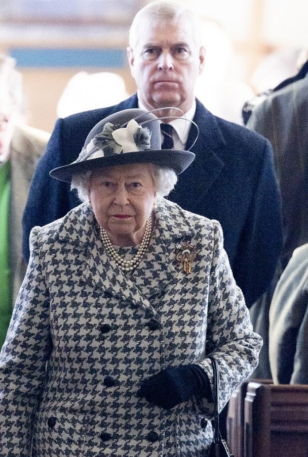 إطلالة الملكة اليزابيت