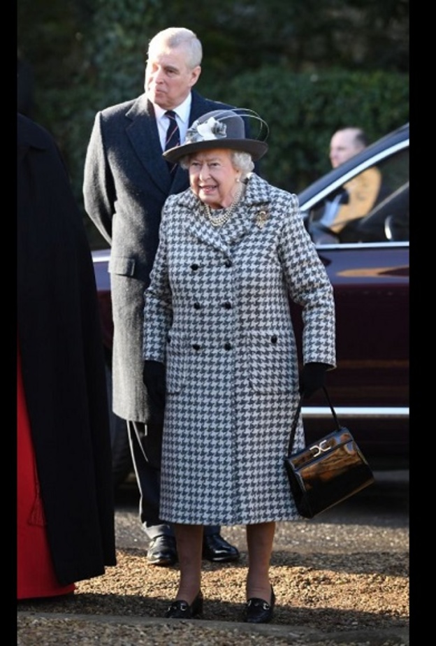 الملكة إليزابيث تبدو أنيقة في أحدث ظهور لها بعد أزمة هاري وميغان 