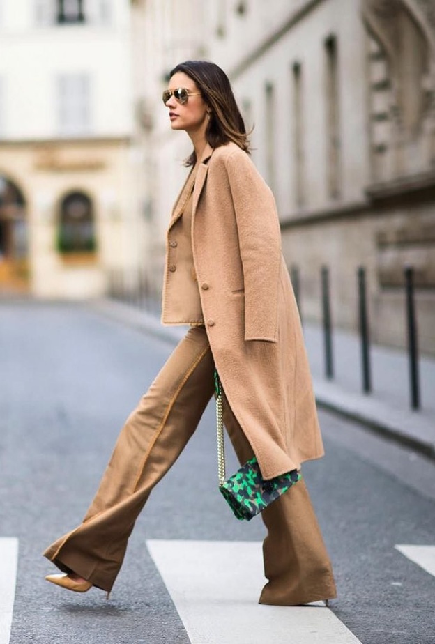 موديلات معاطف باللون البيج