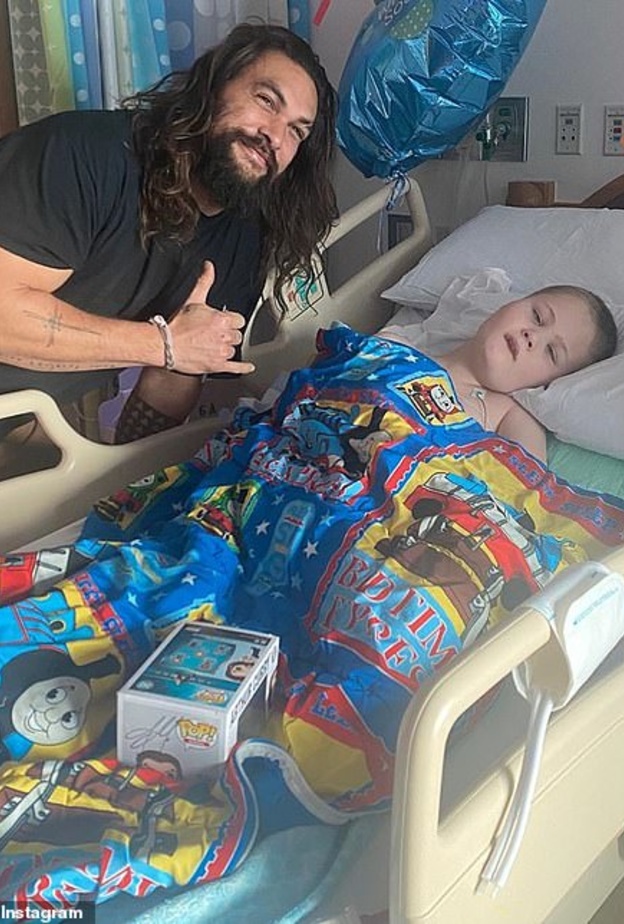 جيسون موموا في زيارة للأطفال المرضى