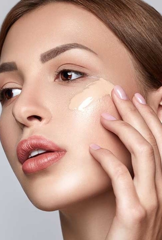 اخفاء البقع الداكنة من الوجه بالمكياج