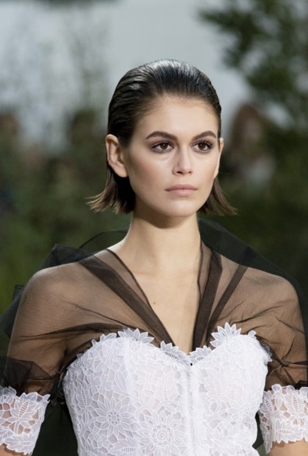 مكياج برونزي مات وتسريحات شعر مبللة