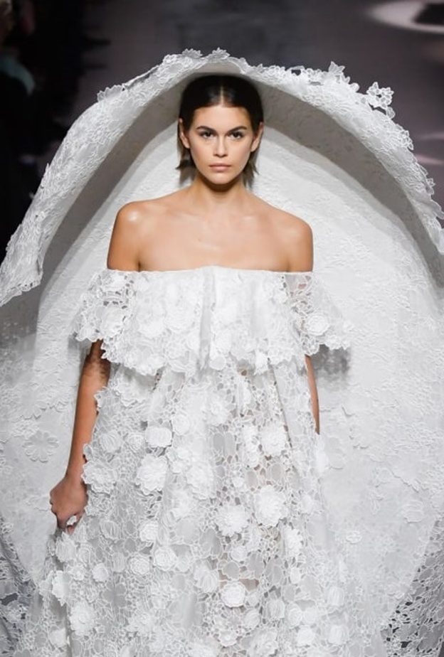 كايا جربر تختتم عرض أزياء جيفنشي بإطلالة مثالية خلال أسبوع الموضة في باريس 2020