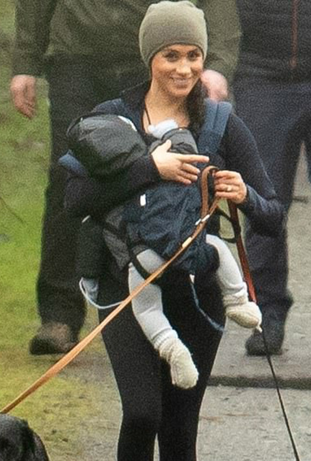 طريقة حمل ميغان لطفلها بين ذراعيها شعل الجدل على مواقع التواصل