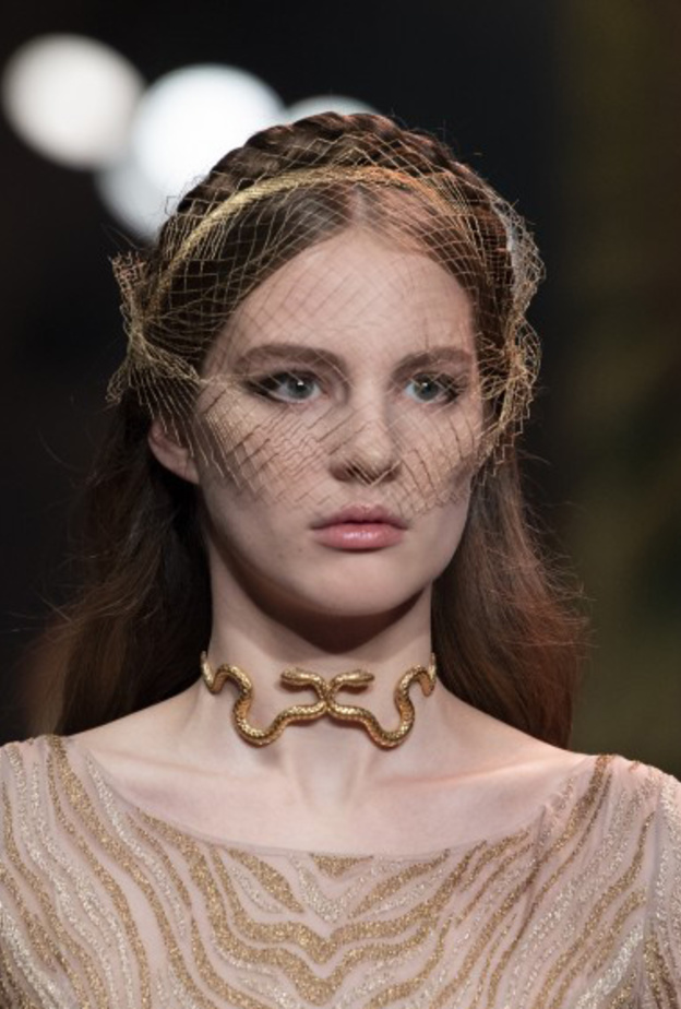 مجوهرات عصرية كبيرة 