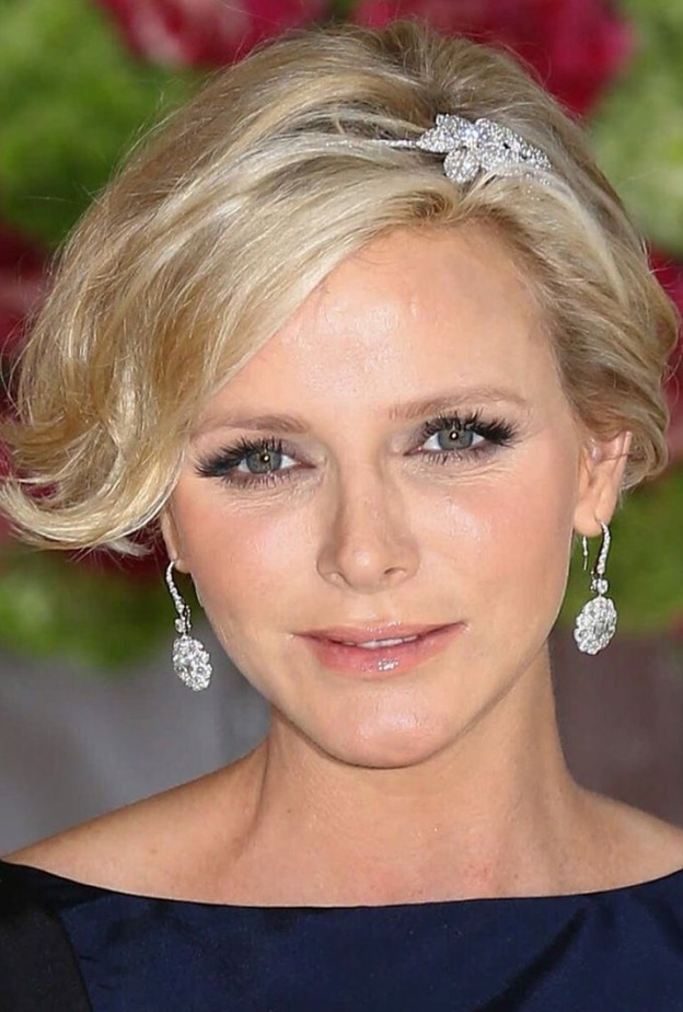 الأميرة شارلين ترتدي أقراط cuff