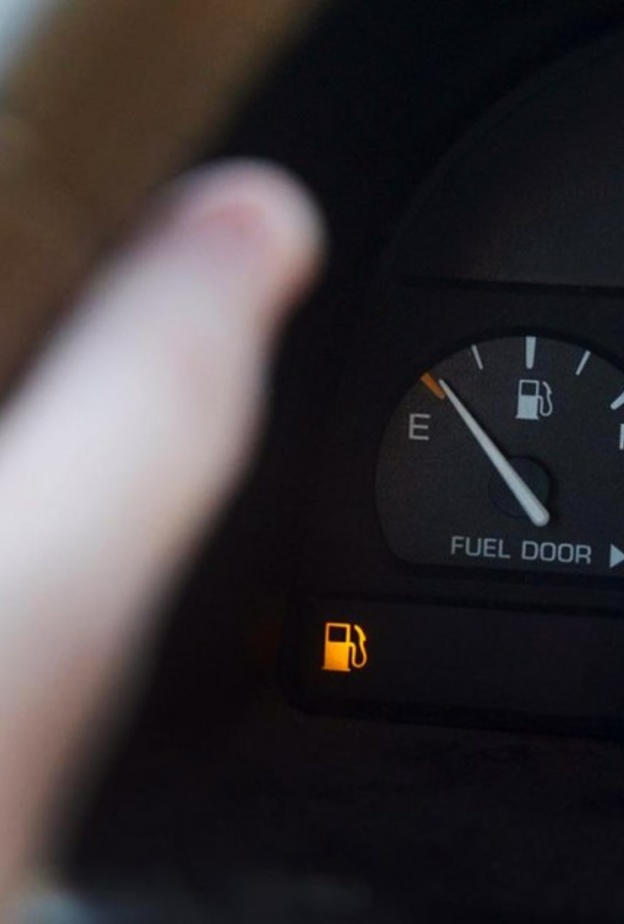  ماذا يعني إضاءة اشارة التحذير من انخفاض الوقود