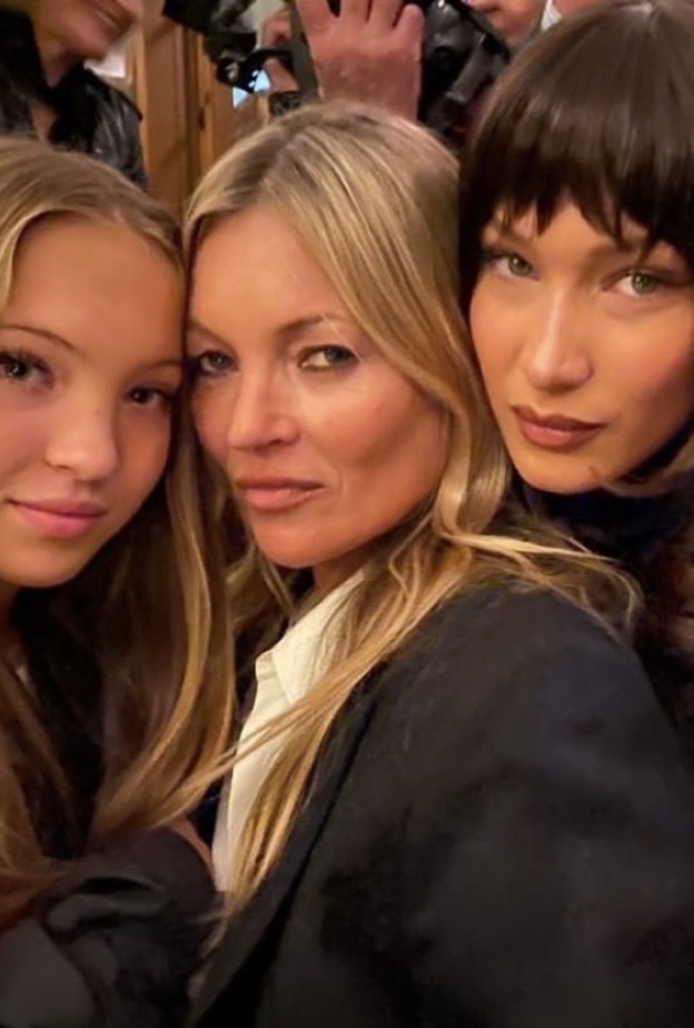 بيلا حديد برفقة كيت موس وابنتها ليلا في باريس
