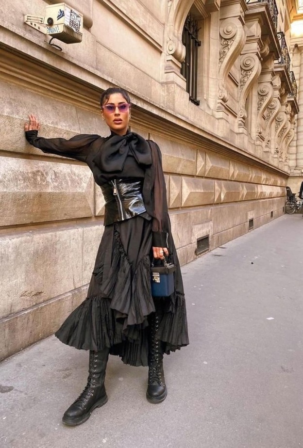 ديالا مكي تختار اطلالة جلدية فاخرة