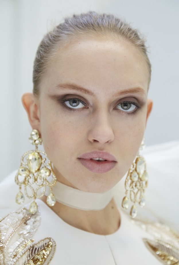 مكياج خفيف مع ظلال عيون ترابية 