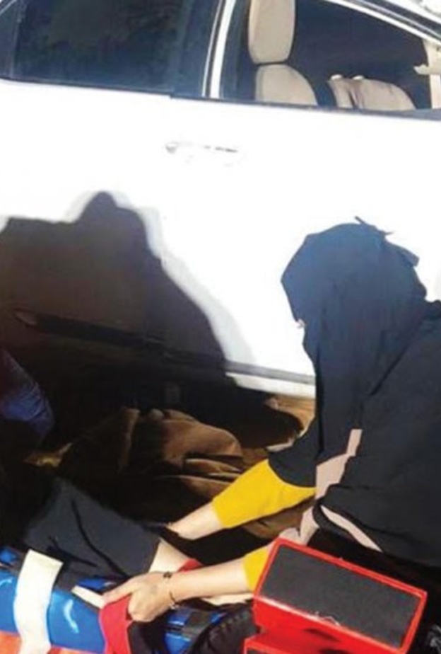 الممرضة السعودية مريم الشمري تنقذ حياة 4 مصابين أثناء مرورها بحادث سير