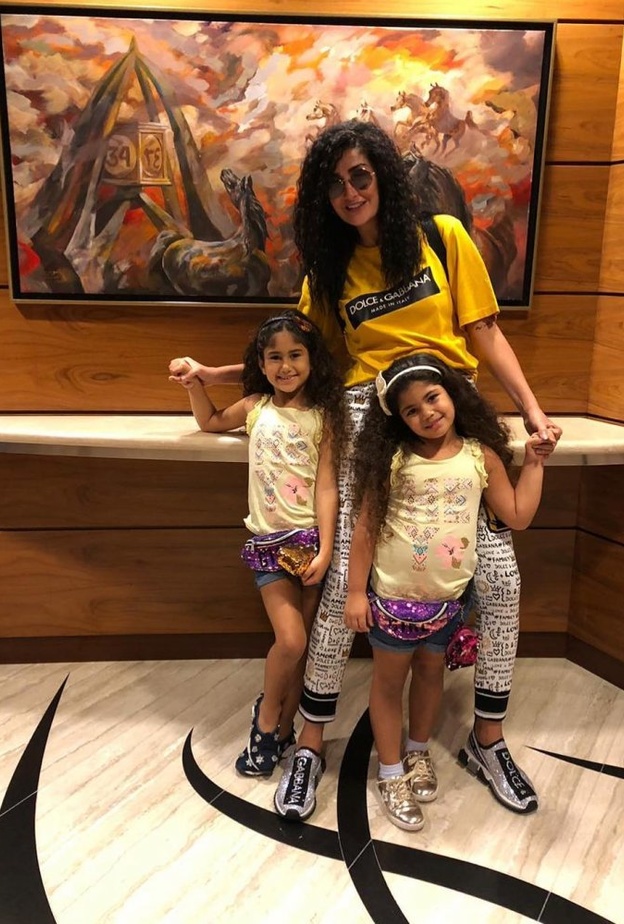 غادة عبد الرازق وحفيدتيها