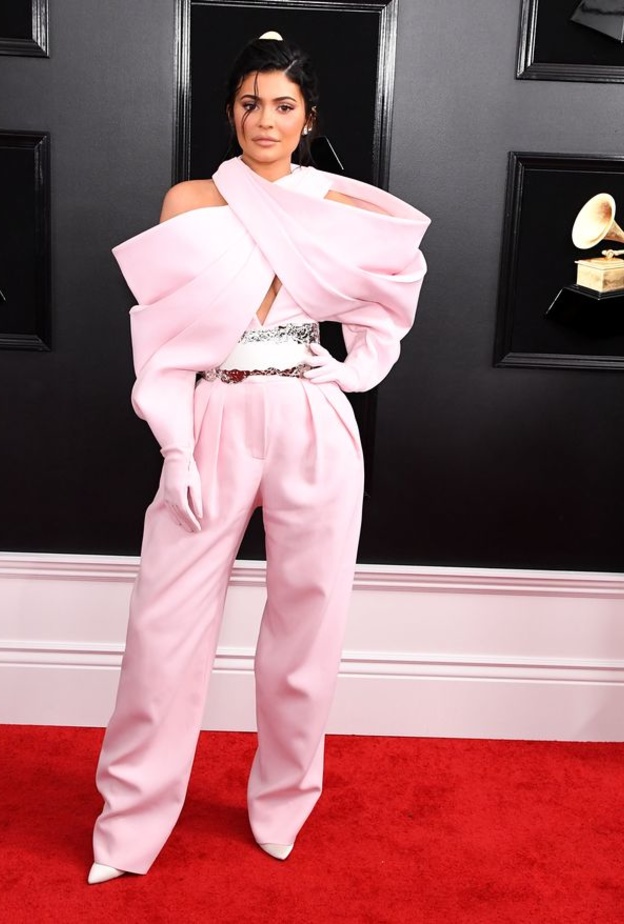  أديل أنيقة باللون الأسود عام 2012 بفستان من تصميم Armani