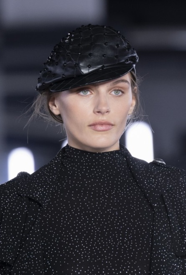 احدث صيحات اكسسوارات شعر العقد المخملية شتاء 2020 من Dolce&Gabbana