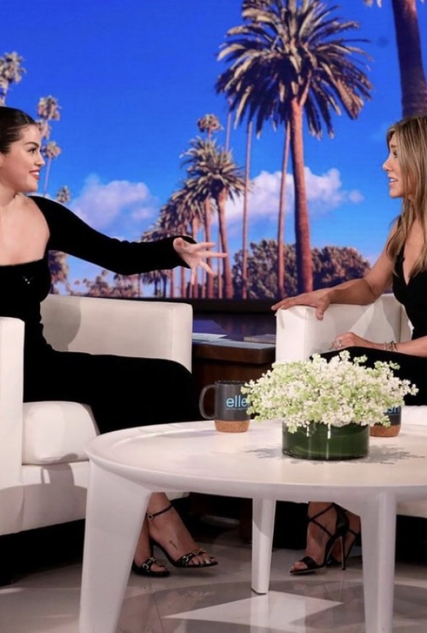 جينيفر آنستون وسيلينا غوميز في برنامج The Ellen Show