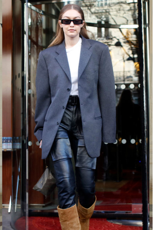  اطلالة جيجي حديد بموضة البنطلون الجلدي مع البلايزر الرمادية الطويلة