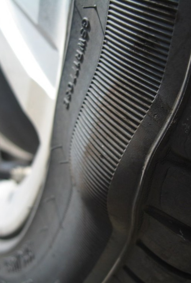 إطار السيارة