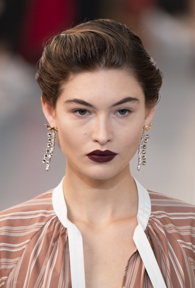  طريقة اختيار احمر الشفاه الداكن البنفسجي والمات من Max Mara