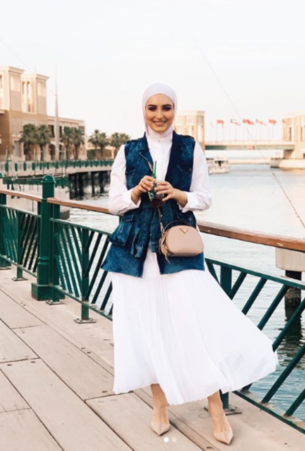 اطلالة أنيقة في تنورة باللونين الأسود والأبيض نسقتها دلال الدوب