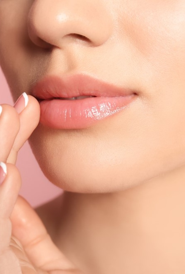 احصلي على شفاه جذابة باتباعك طرق توريدها ببتلات الورد
