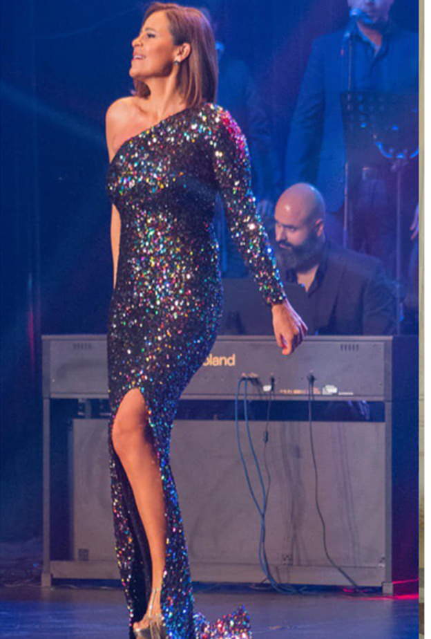 فستان أسود قصير تألقت به كارول سماحة بشكل كلاسيكي من توقيع دار Elisabetta Franchi