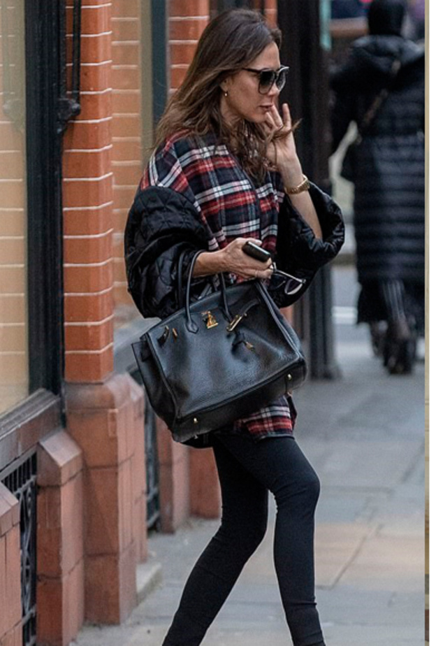 أحيت فيكتوريا موضة الليغينغ مع البوتس بإطلالاتها الراقية