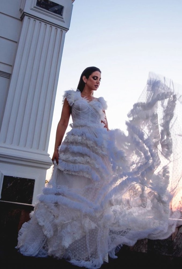 أحلام بفستان ذهبي مميز