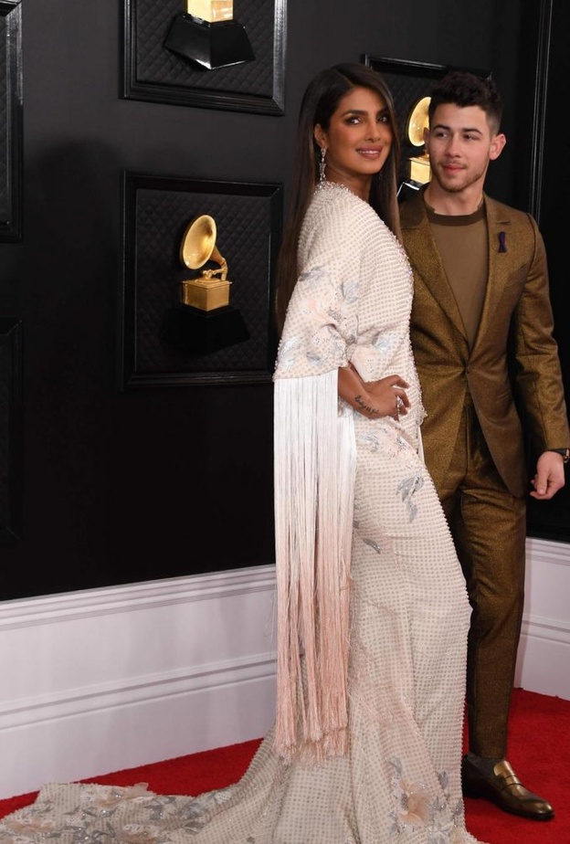 اطلالة Dua Lipa بتصاميم ساتان فضية من توقيع Alexander Wang وارتدىAnwar Hadid بدلة رسمية سوداء مع ربطة العنق الكلاسيكية