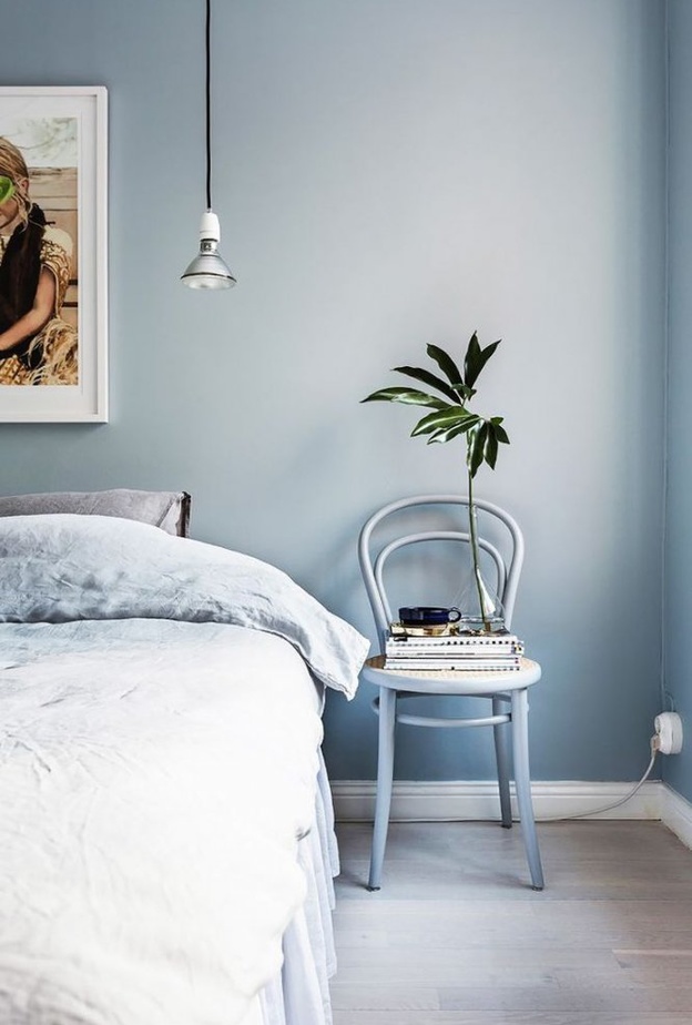 أثاث خشبي بسيط لغرف نوم مريحة