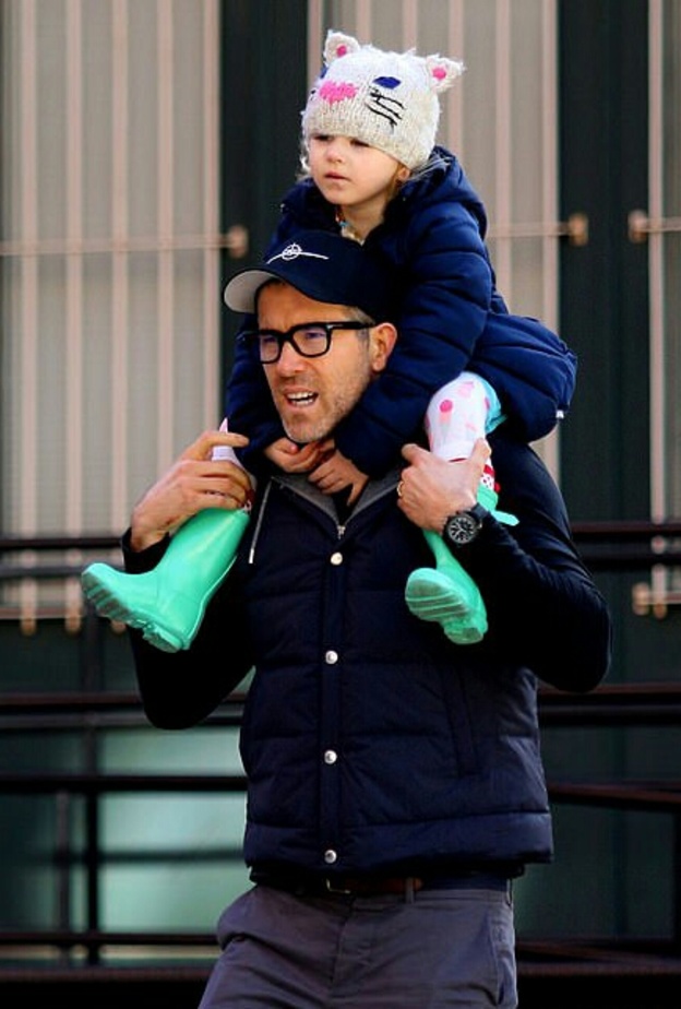 ريان رينولدز يحمل ابنته 