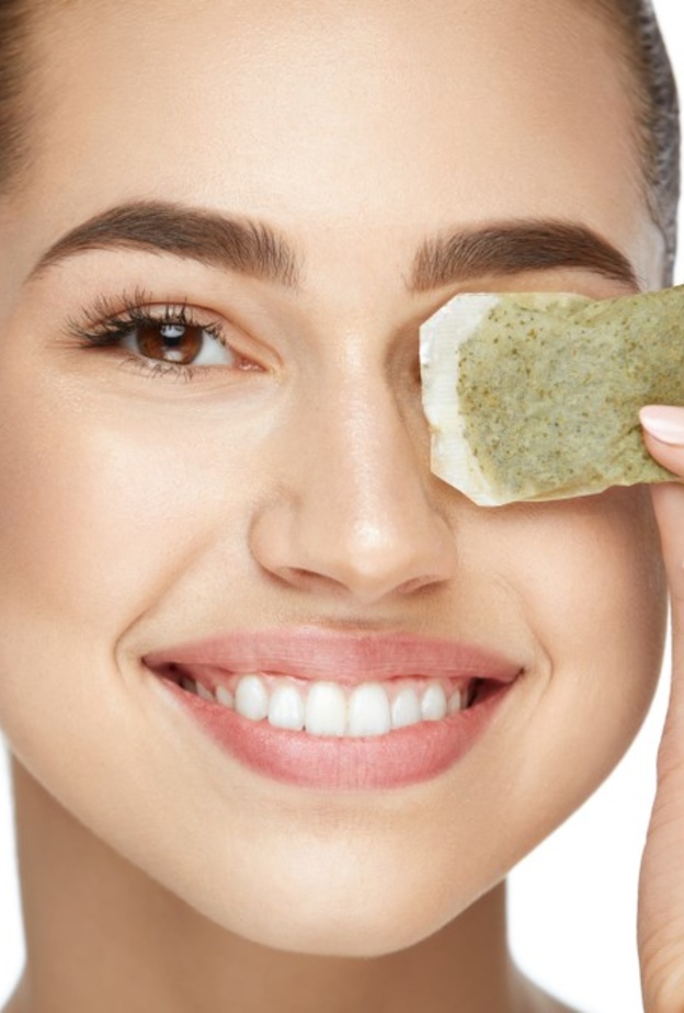 استعملي أكياس الشاي الاخضر بعد نقعها وتبريدها كقناع للعيون لتخفيف الهالات السوداء والانتفاخ