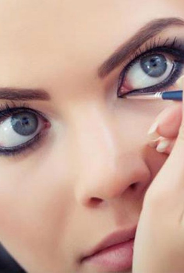 طريقة رسم الآيلاينر بالقلم للعيون الصغيرة 