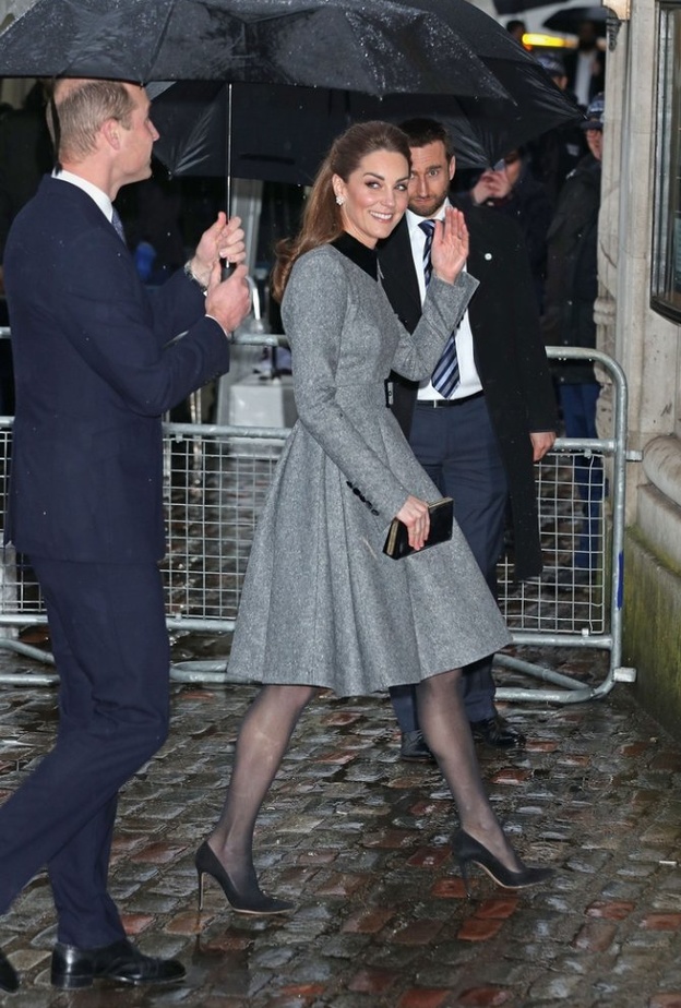 زيّنت أذنيها بأقراط من اللؤلؤ