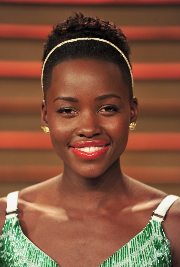 طريقة وضع مكياج ازرق مناسب للبشرة السمراء مستوحى من لوبيتا نيونغو